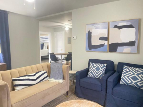 The Yacht House- Sleeps 4 walking distance to the famous Oar House